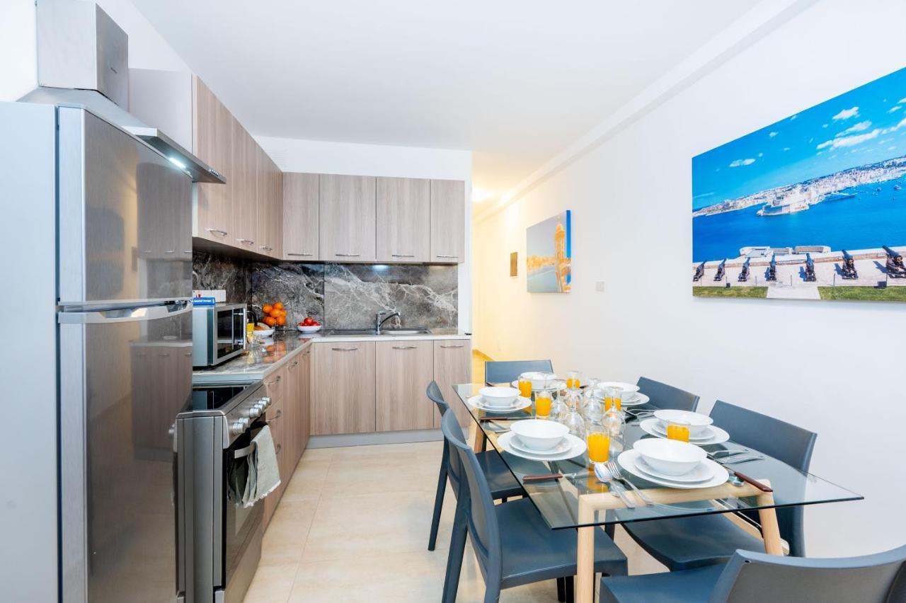 Islet Promenade Seafront Family Apartment With 2 Balconies By Getawaysmalta St. Paul's Bay Exterior foto