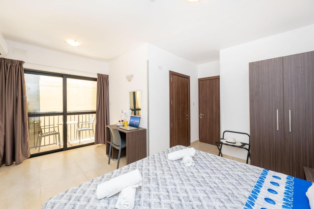 Islet Promenade Seafront Family Apartment With 2 Balconies By Getawaysmalta St. Paul's Bay Exterior foto